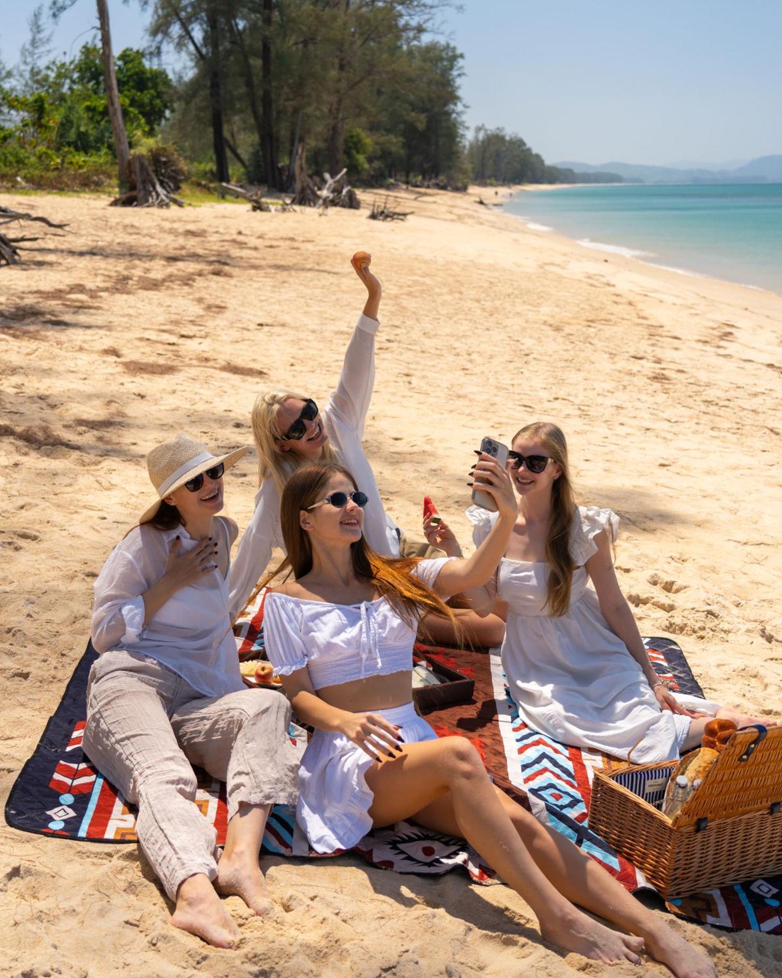 Avani Plus Mai Khao Phuket Suites Екстер'єр фото